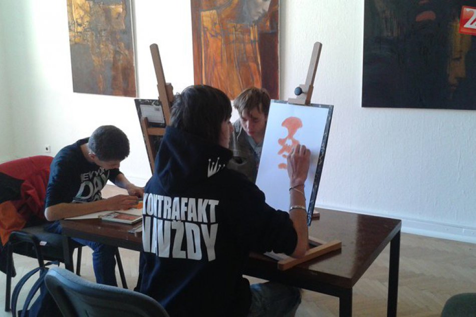 Žiaci na výstave Otta Szaba