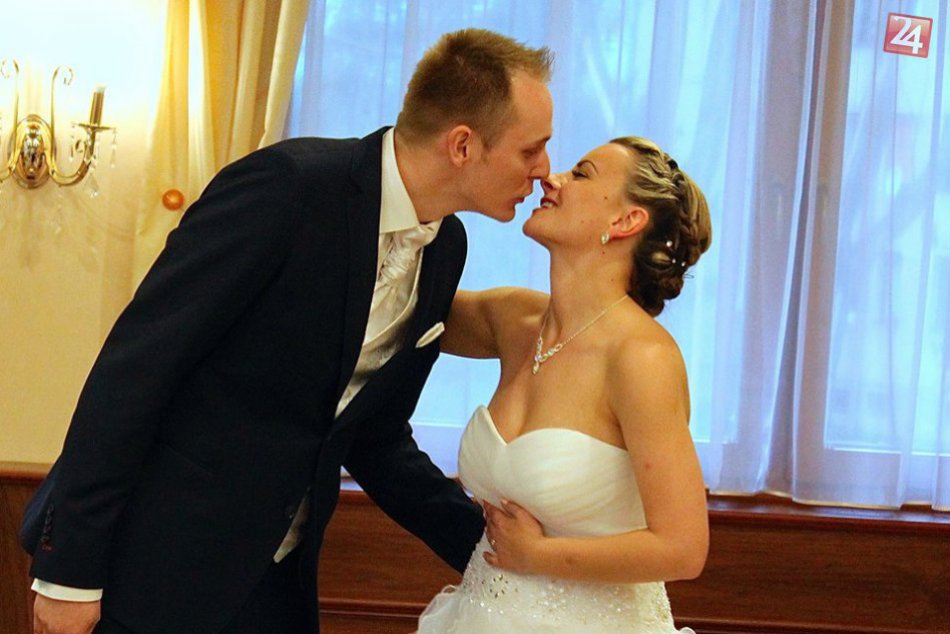 Netradičná svadba pod Tatrami: Mladomanželia s pionierskými šatkami