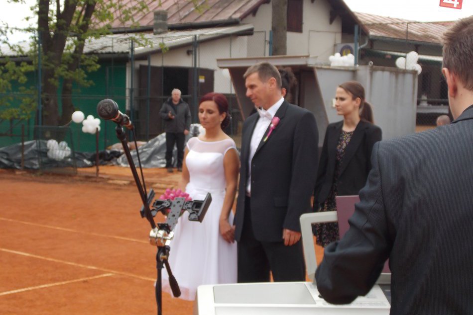 Svadobná kuriozita v Spišskej: Sobáš prebehol na kurtoch FOTO