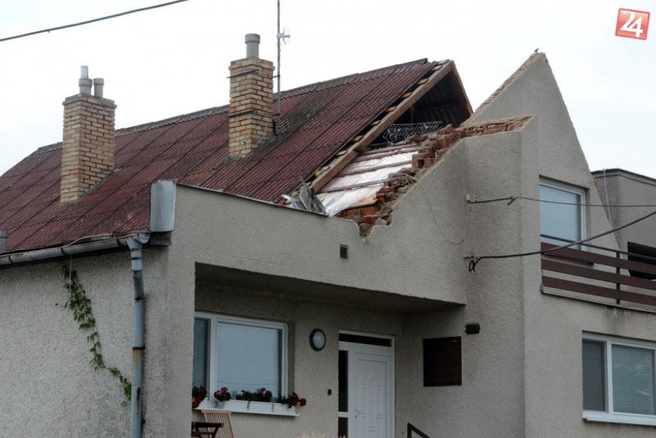 Vyčíňanie počasia v dedine na Zemplíne: Silný vetrisko strhával strechy!