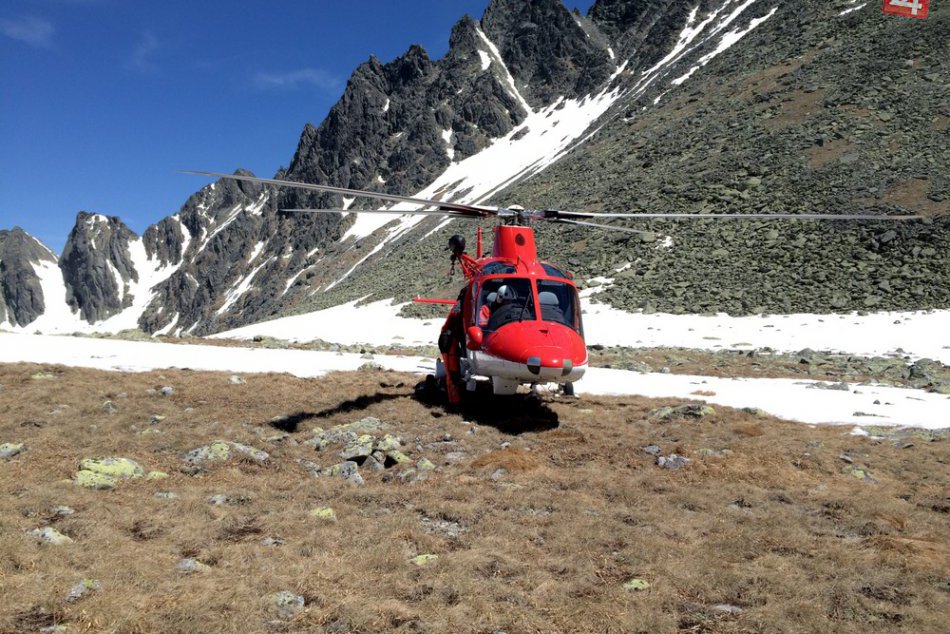 Leteckí záchranári leteli do Tatier na pomoc vyčerpanému  horolezcovi