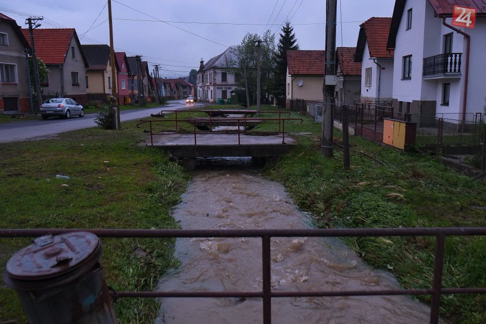 26. máj 2015: Povodne vo Važci zatopili domy aj železničnú stanicu