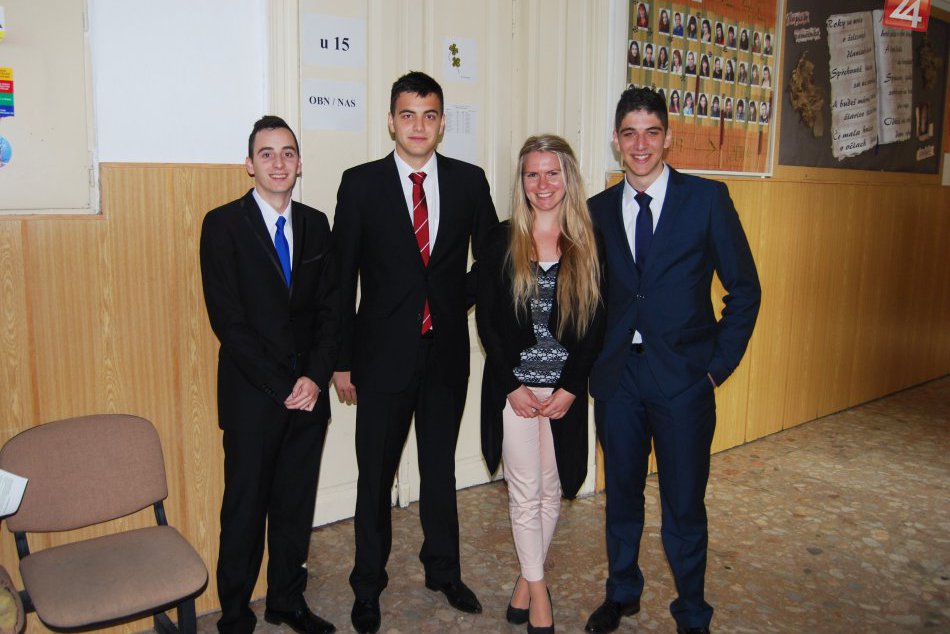 Skúška dospelosti opradená poverami: Niektorí novozámockí maturanti sa vybavili 