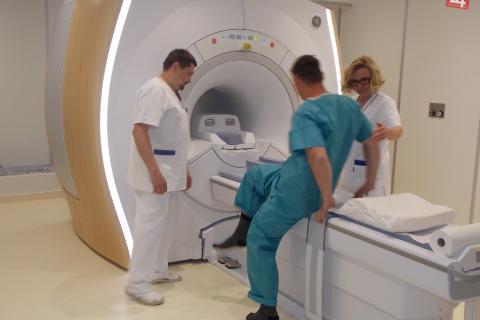 Medzi prvých pacientov magnetickej rezonancie patril aj hokejista Ľubo Vaic...