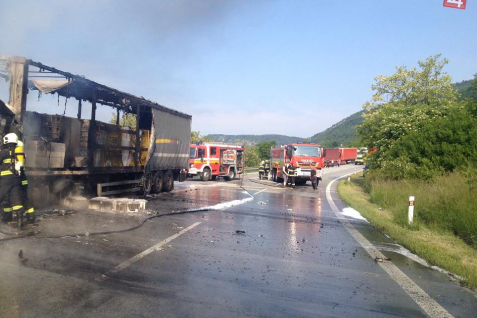 Požiar nákladného vozidla na Soroške