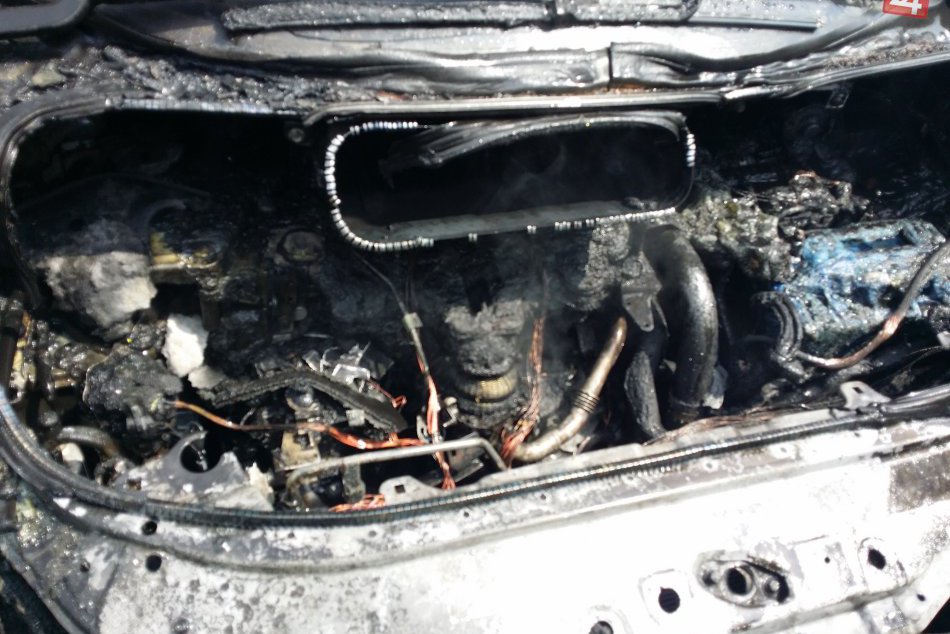 Požiar auta na Bitúnkovej: Vodič bojoval s ohňom sám, pomohol až zásah hasičov