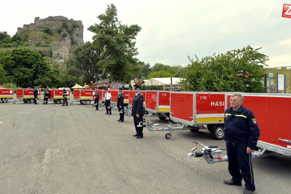 Obce dostávajú protipovodňové balíky. Újde sa aj vašim dobrovoľným hasičom?