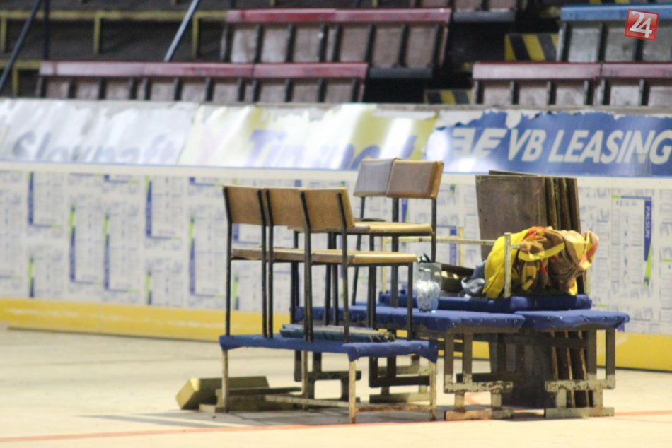 Hokejový štadión prechádza rekonštrukciou: Osádzajú nové mantinely