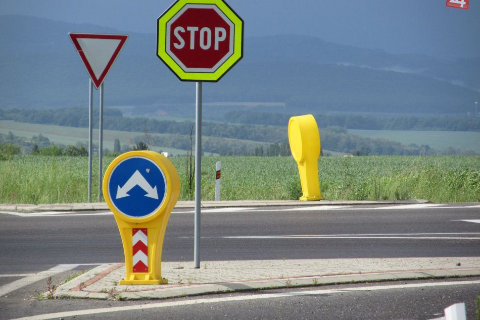 Vodiči sa sťažujú: Dopravné značenia vraj bránia vo výhľade