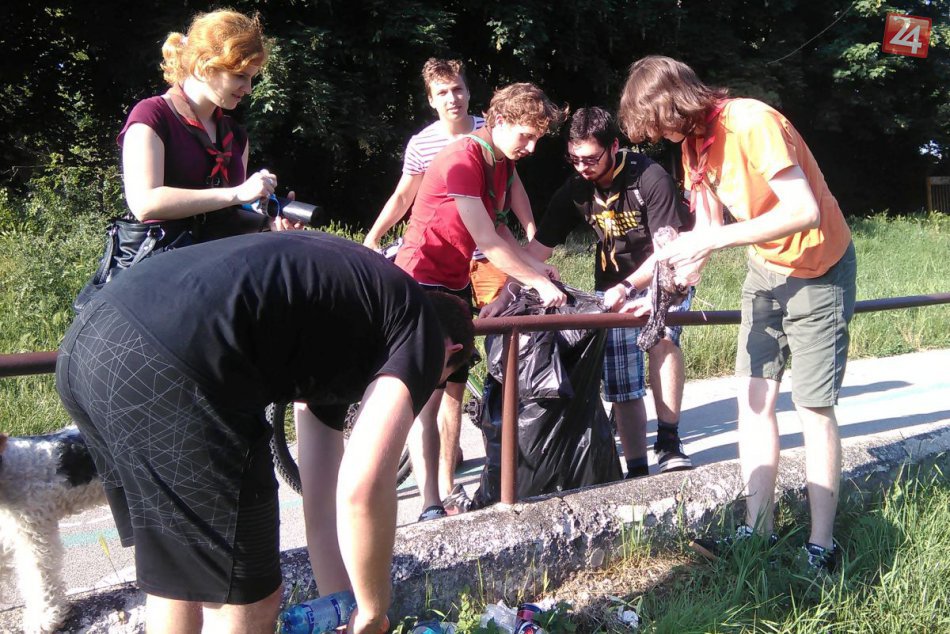 Skauti poukázali na problémy cyklotrasy pri rieke: Vyzbierali 7 plných vriec odp