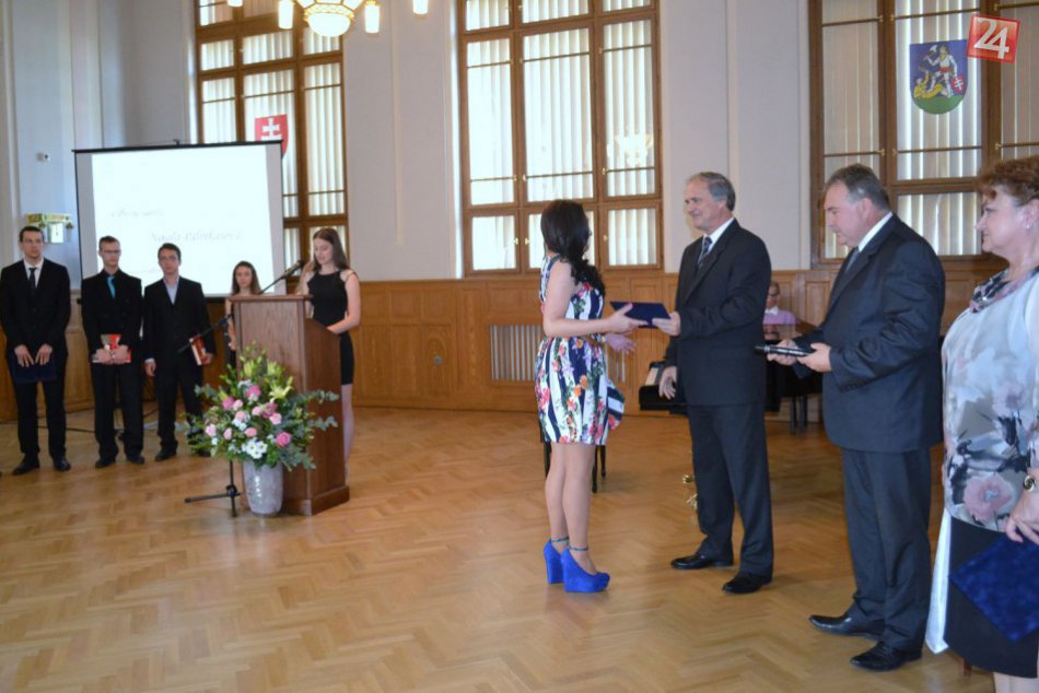 Za tvrdú drinu prišla odmena: Kraj odmenil najlepších študentov