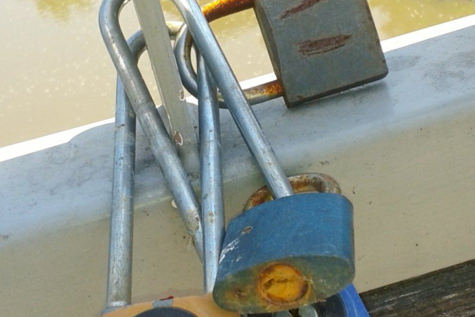 Keď zaľúbenci uzamknú svoju lásku: Chrenovský most je posiaty visiacimi zámkami