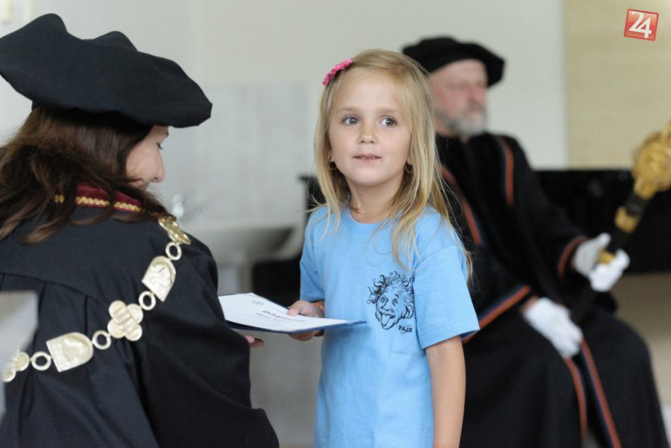 Slávnosť ako pre dospelákov: 45 škôlkarov si vychutnalo štátnice a promócie