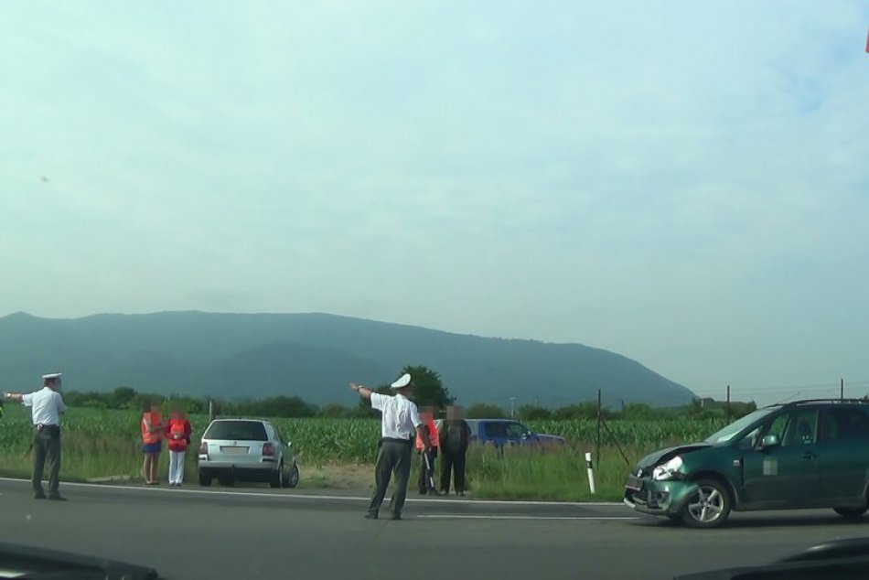 Zrážka dvoch áut na Družstevnej ulici