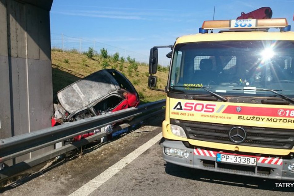 Na diaľnici uhorel vodič českého auta