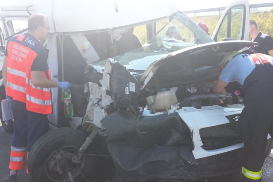 Zábery z nehody dodávky a kamiónu na diaľnici pri Žiline