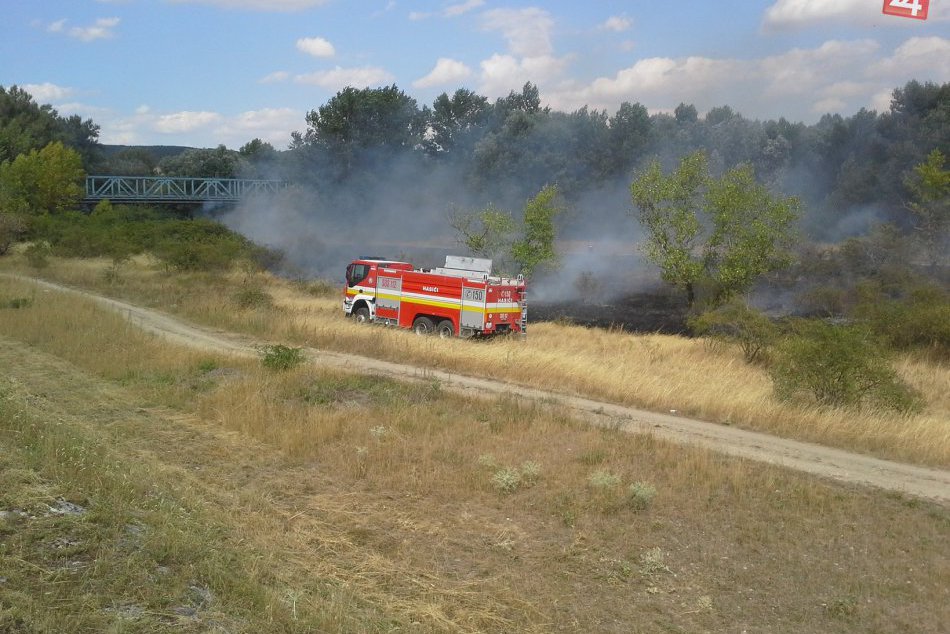 AUTENTICKÉ ZÁBERY: Zásah hasičov pri požiari blízko železničného mosta