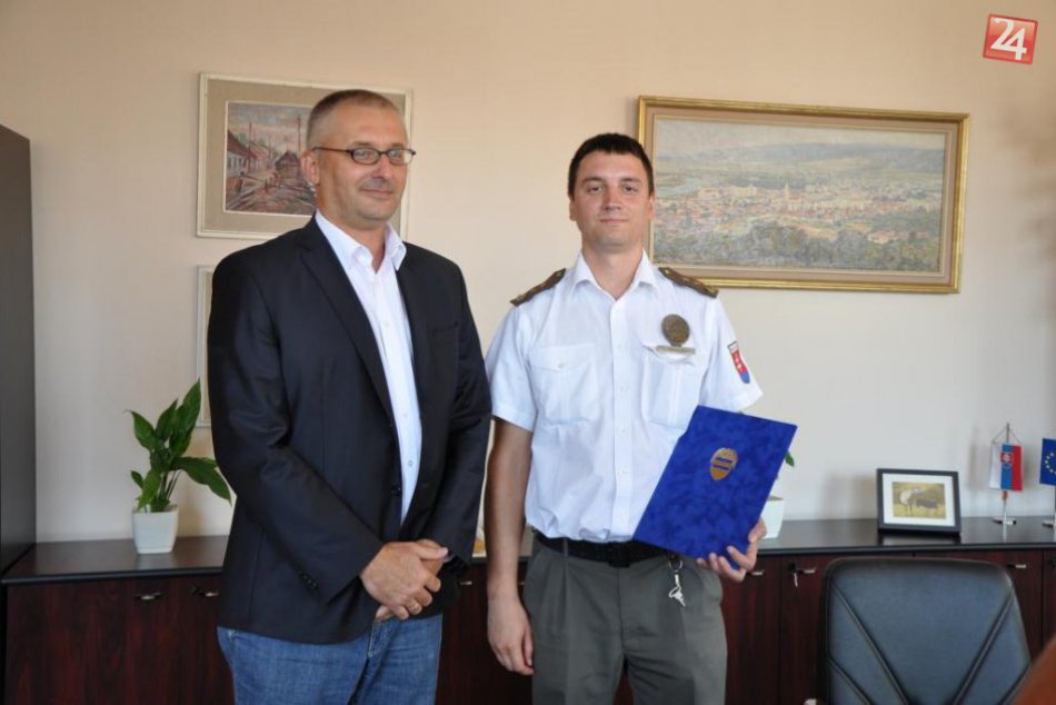 Dopravný policajt v Hlohovci sa zachoval ako hrdina!