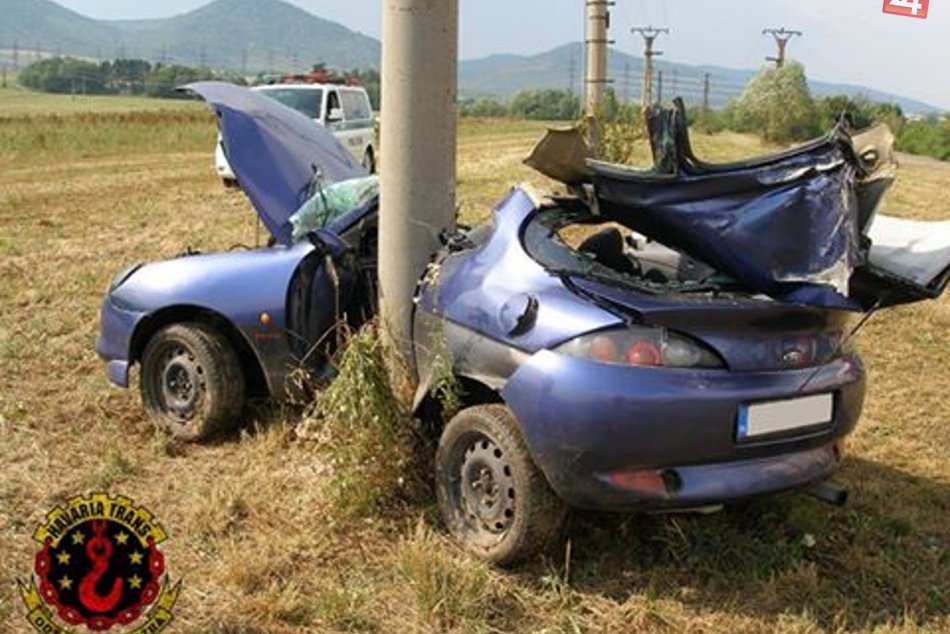 Zábery z miesta nehody pri Žiari: Zdemolované auto skončilo v elektrickom stĺpe