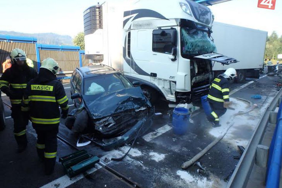 FOTO: Vážna dopravná nehoda kamiónov a 3 áut