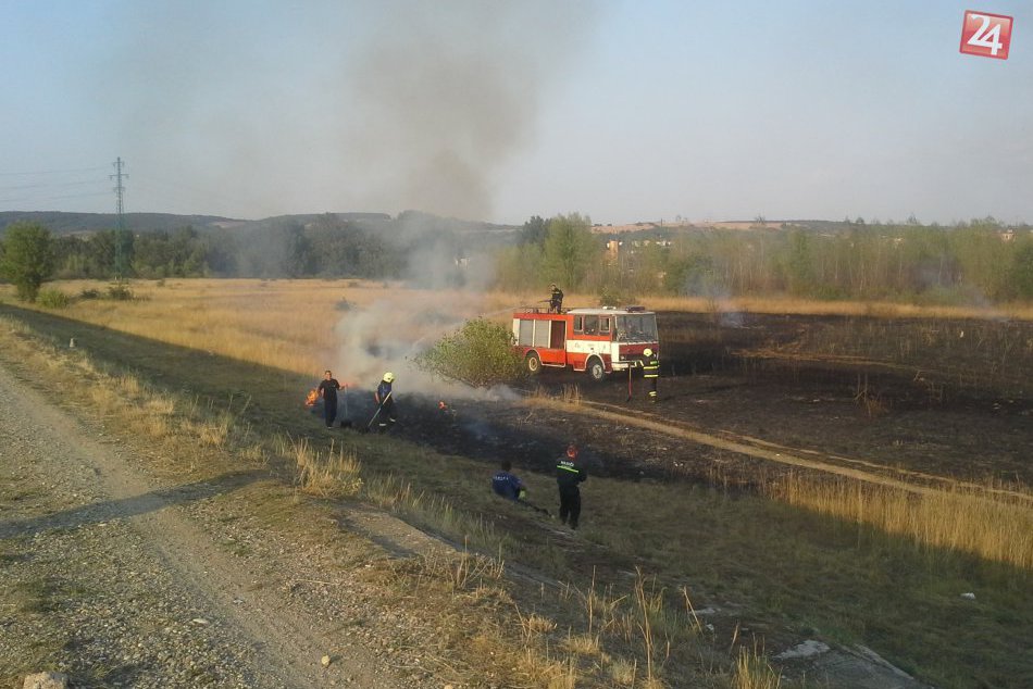 AUTENTICKÉ ZÁBERY: Zásah hasičov pri požiari v blízkosti Váhu v Hlohovci