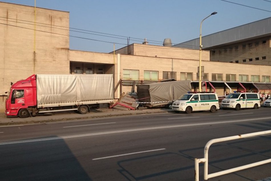 Nehoda v Prešove: Príves nákladiaka narazil do zastávky MHD