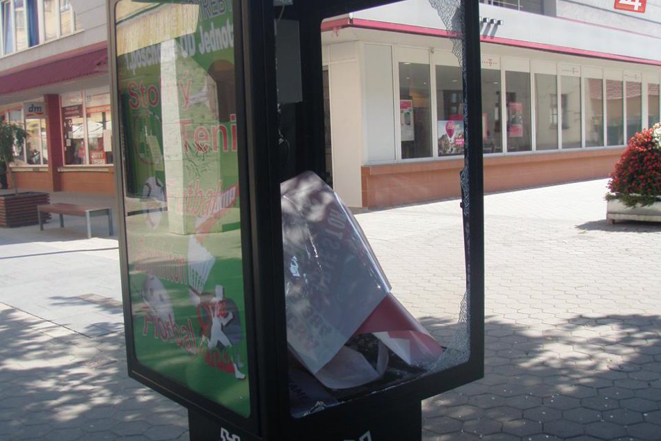 Výtržníci rozbili informačný Touch Box: Spôsobili škodu cez 700 eur. FOTO
