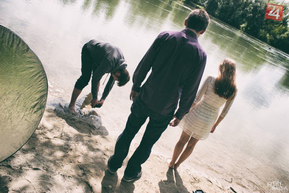 Video: Nitrianska kapela s prvým videoklipom. Speváčku v ňom dobehlo jej alter e