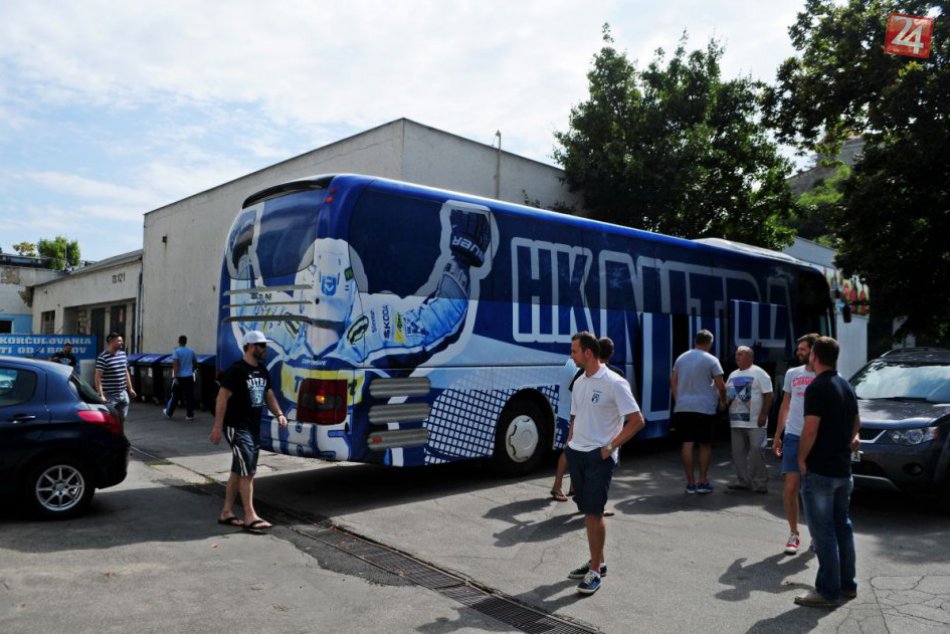 Hokejisti odcestovali do Liberca na novom autobuse: Tento tátoš ich bude voziť 