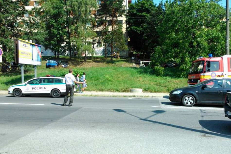 Ohnivá dráma v Bystrici: Jedno z áut začalo horieť, no následne požiar ničil ďal