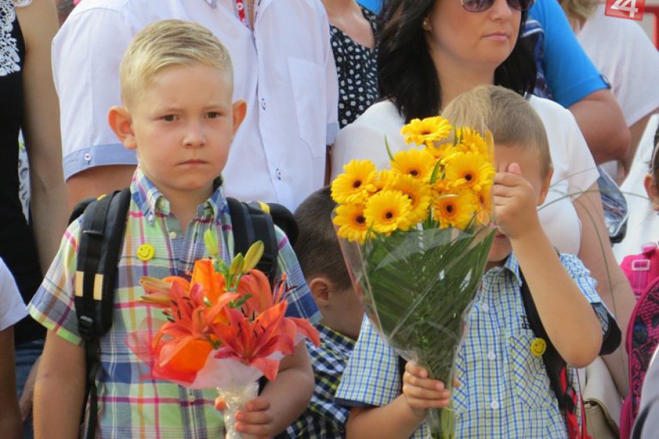 Michalovské školy zaplavili kvety