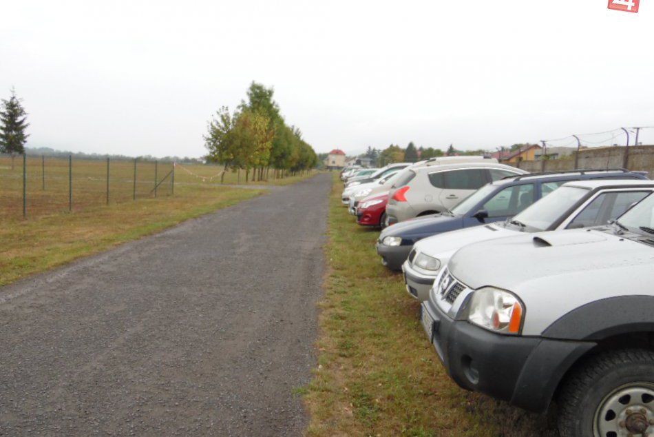Odparkované mašinky na letisku v Kamenici nad Cirochou