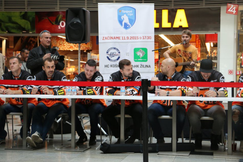 FOTO: Košickí hokejisti rozdávali na autogramiáde nielen úsmevy :)