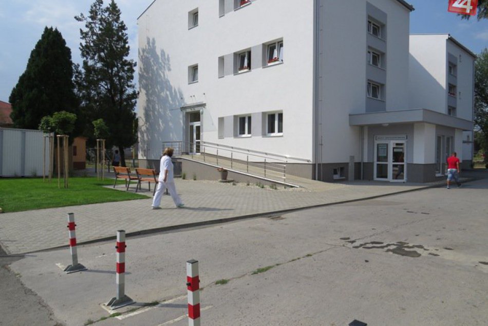Michalovská nemocnica rozkvitla zeleňou: Pozrite, ako sa otvorila okoloidúcim