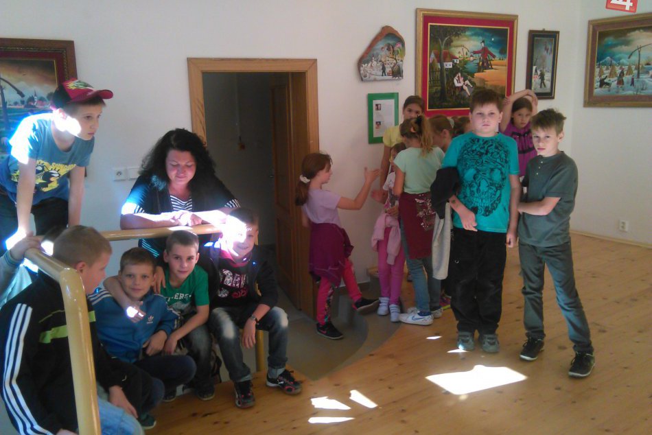 Múzejno-pedagogickou hodinou sa lúčili s výstavou Kovačická dvojka v Galérii náš