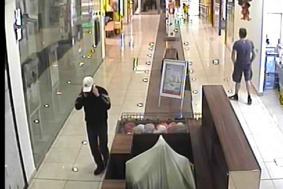 Maskovaný zlodej lúpil so zbraňou: Polícia hľadá muža z kamerových záznamov