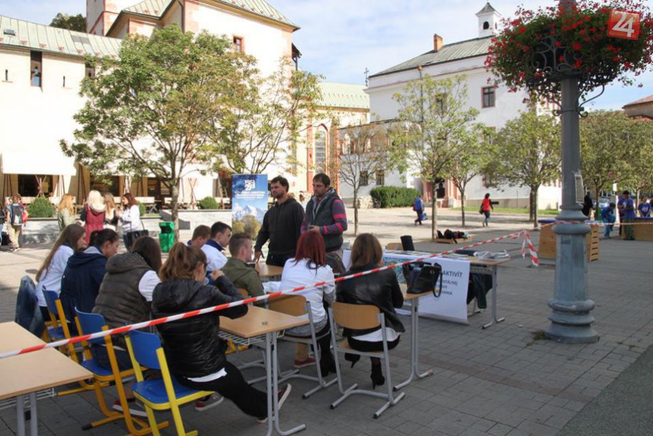 FOTO: Trieda gymnazistov skončila na ulici