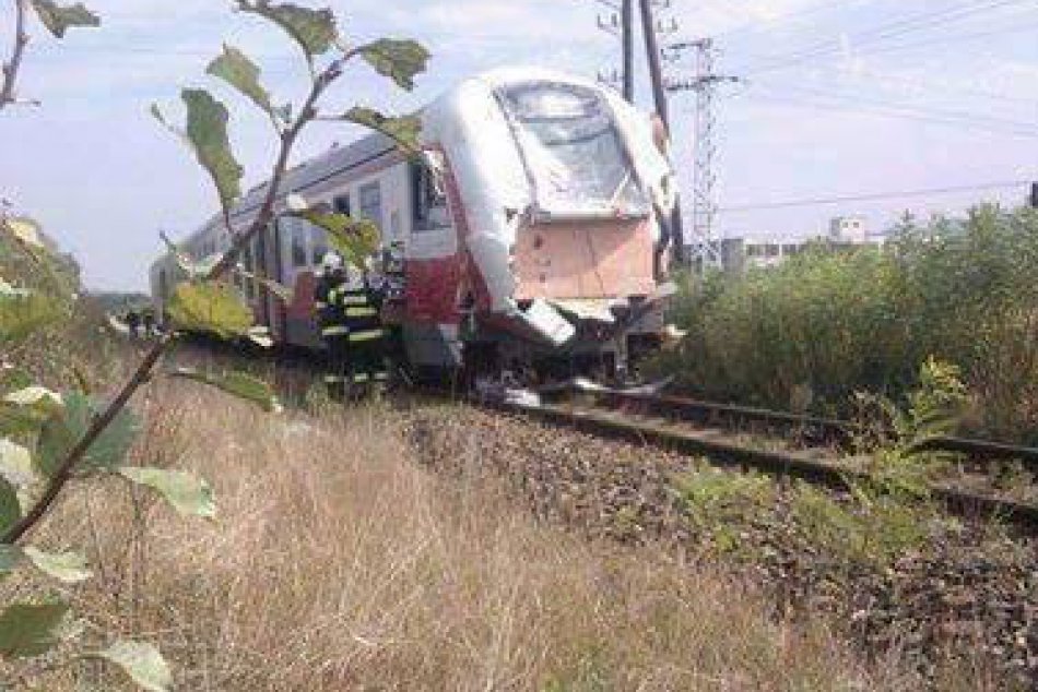 OBRAZOM: Na priecestí došlo k zrážke vlaku s kamiónom!