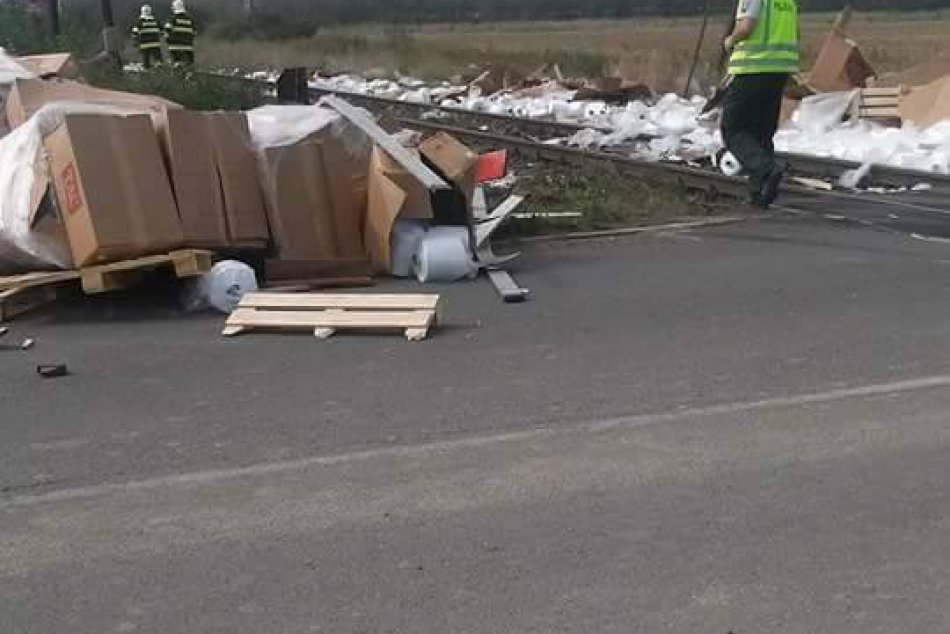 OBRAZOM: V Humennom došlo k zrážke vlaku s kamiónom!