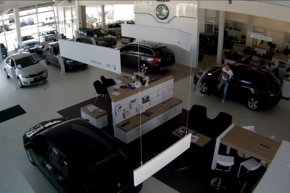 Z vystaveného auta zmizla dotyková obrazovka: Polícia hľadá muža z kamerových zá