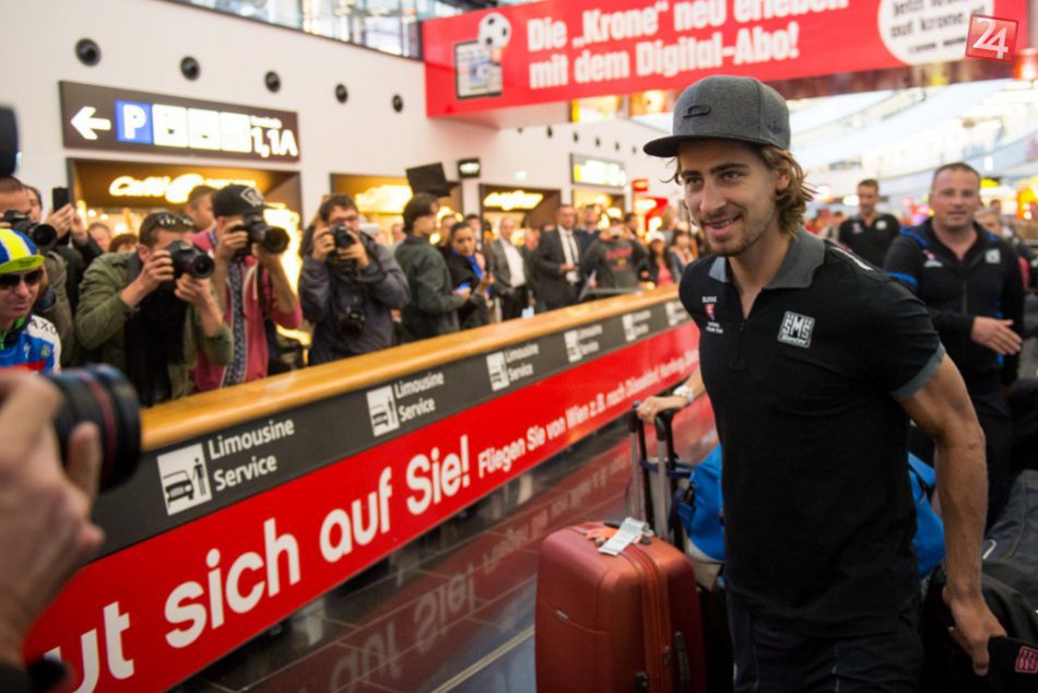 FOTO: Saganov príchod na letisko vo Viedni