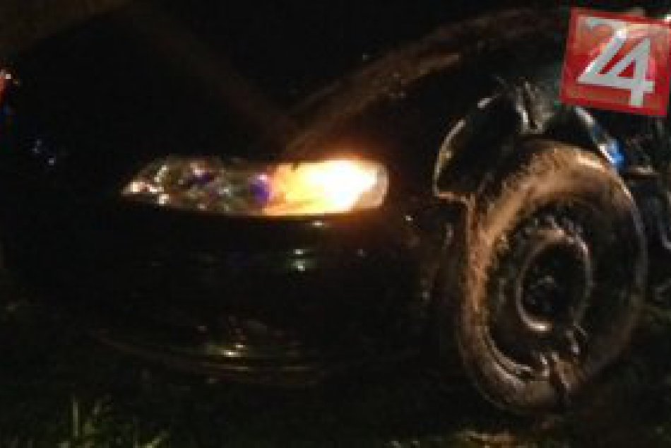 FOTO priamo z miesta: Auto s rozsvietenými svetlami v potoku, v akcii hasiči aj 