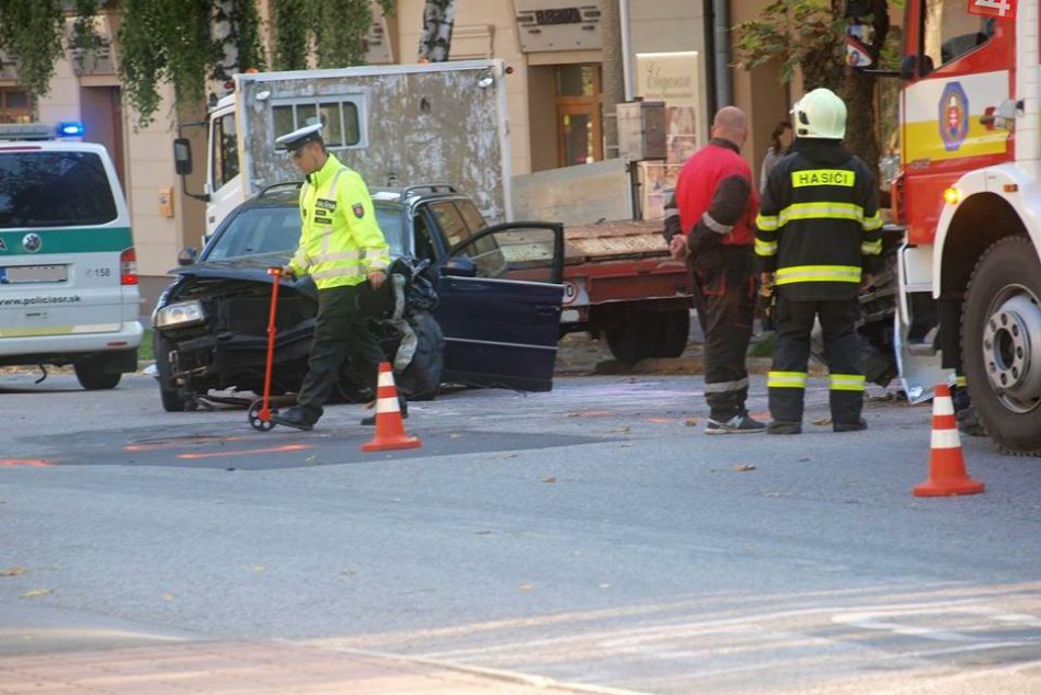 FOTO priamo z miesta: Dopravná nehoda na Hlohovec ulici v Hlohovci