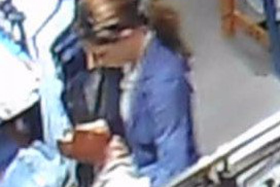 Trnavčanke (52) zmizli z kabelky stovky eur: Polícia hľadá ženu z kamerových záz