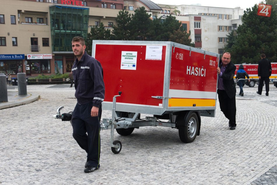 Dobrovoľní hasiči majú dôvod na radosť: Prevzali si nové protipovodňové vozíky
