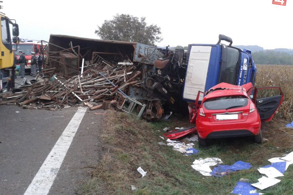 Smrteľná nehoda pri Nitre: Vodička strhla auto priamo pod kamión!