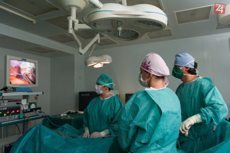 Operačný zákrok na chirurgickom oddelení v Spišskej Novej Vsi