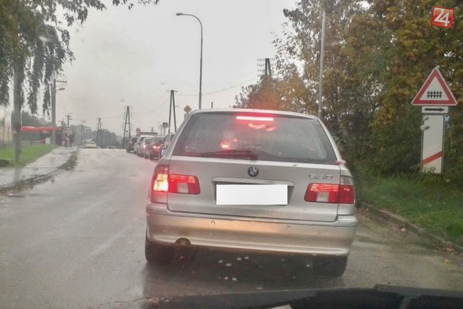 FOTO: Neprejazdné železničné priecestia a dopravné zápchy