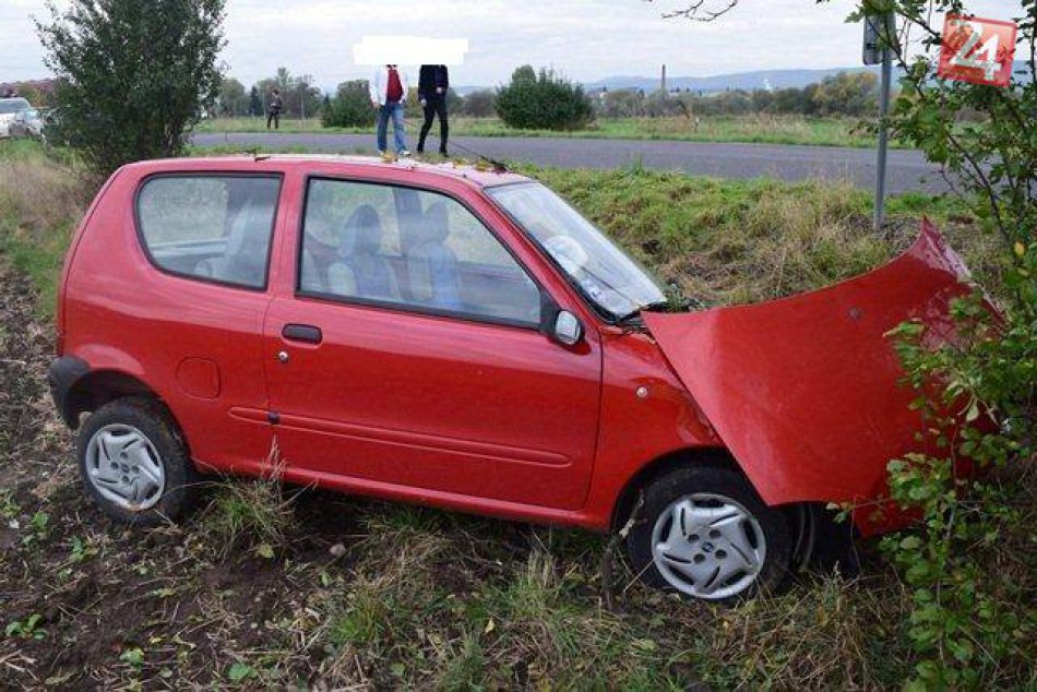 Foto: Auto skončilo v priekope