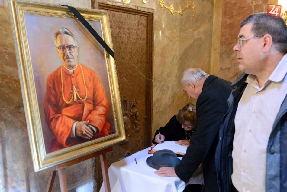 FOTO:  Telesné pozostatky kardinála Korca sú už v Katedrále svätého Emeráma
